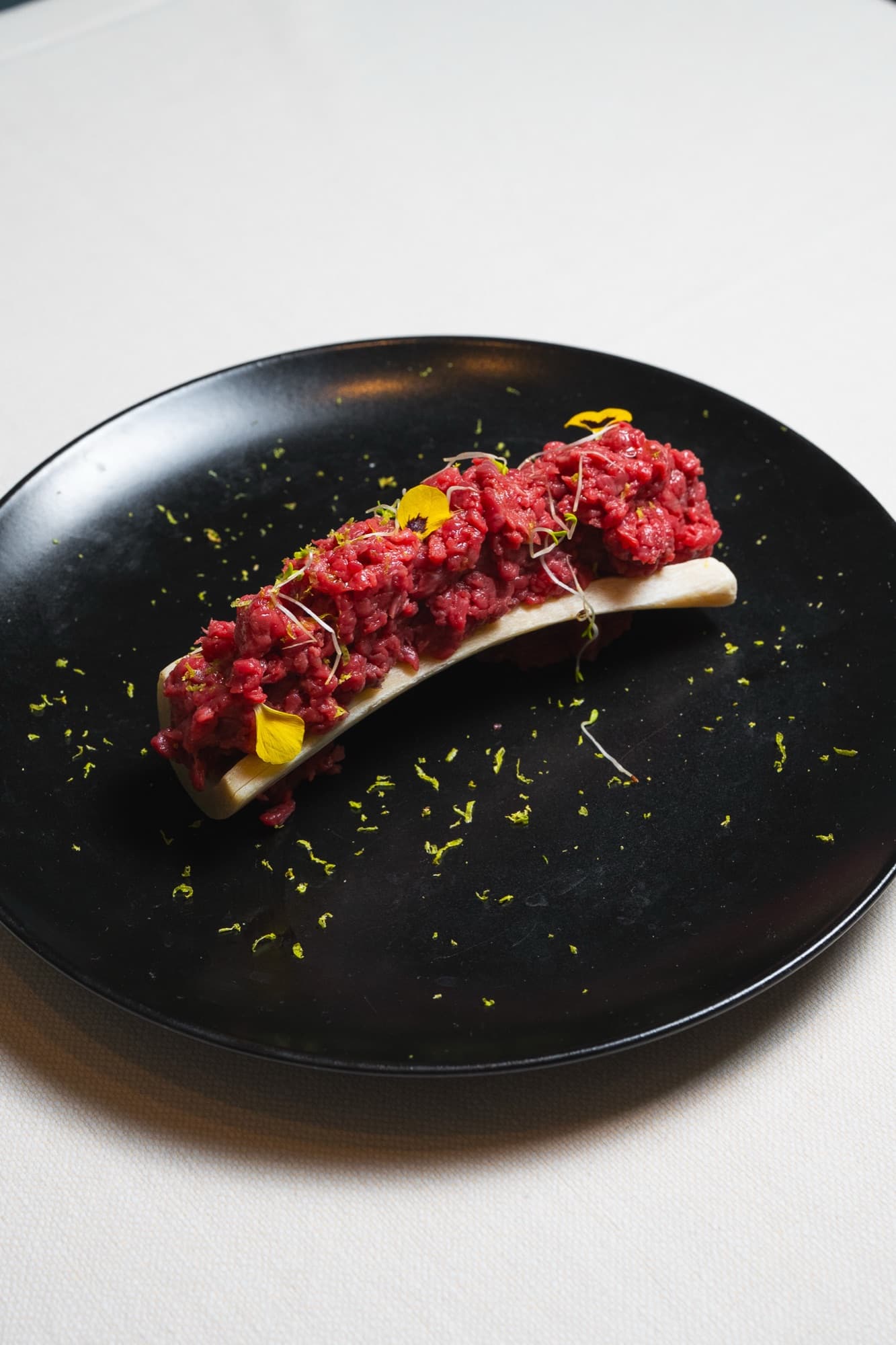 Tartare servita su osso, foto per i social di un ristorante